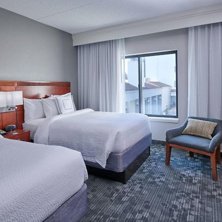 Отель Courtyard By Marriott Indianapolis Castleton Экстерьер фото
