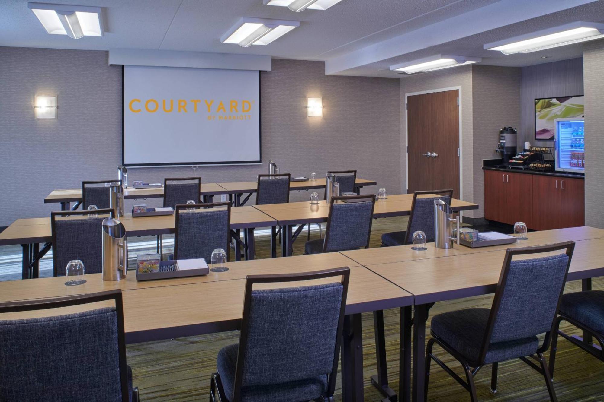 Отель Courtyard By Marriott Indianapolis Castleton Экстерьер фото