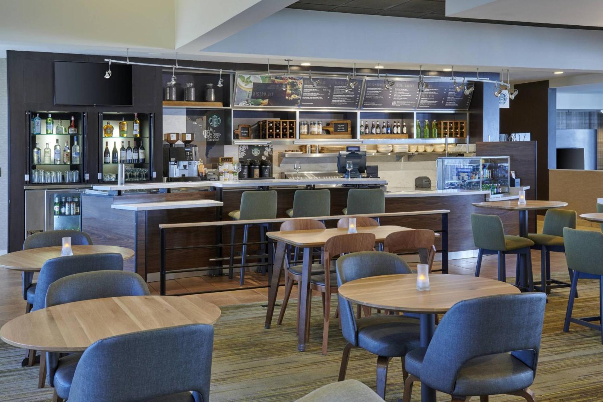 Отель Courtyard By Marriott Indianapolis Castleton Экстерьер фото