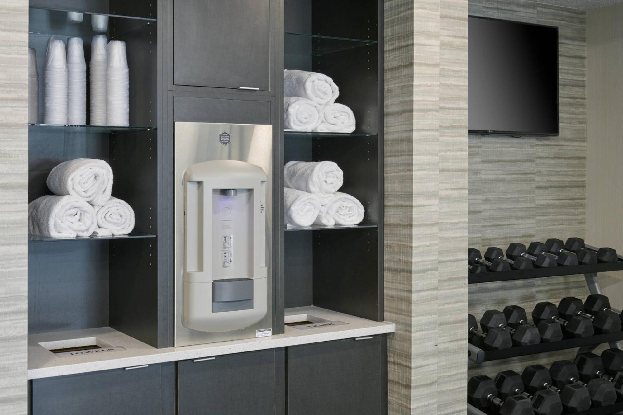 Отель Courtyard By Marriott Indianapolis Castleton Экстерьер фото
