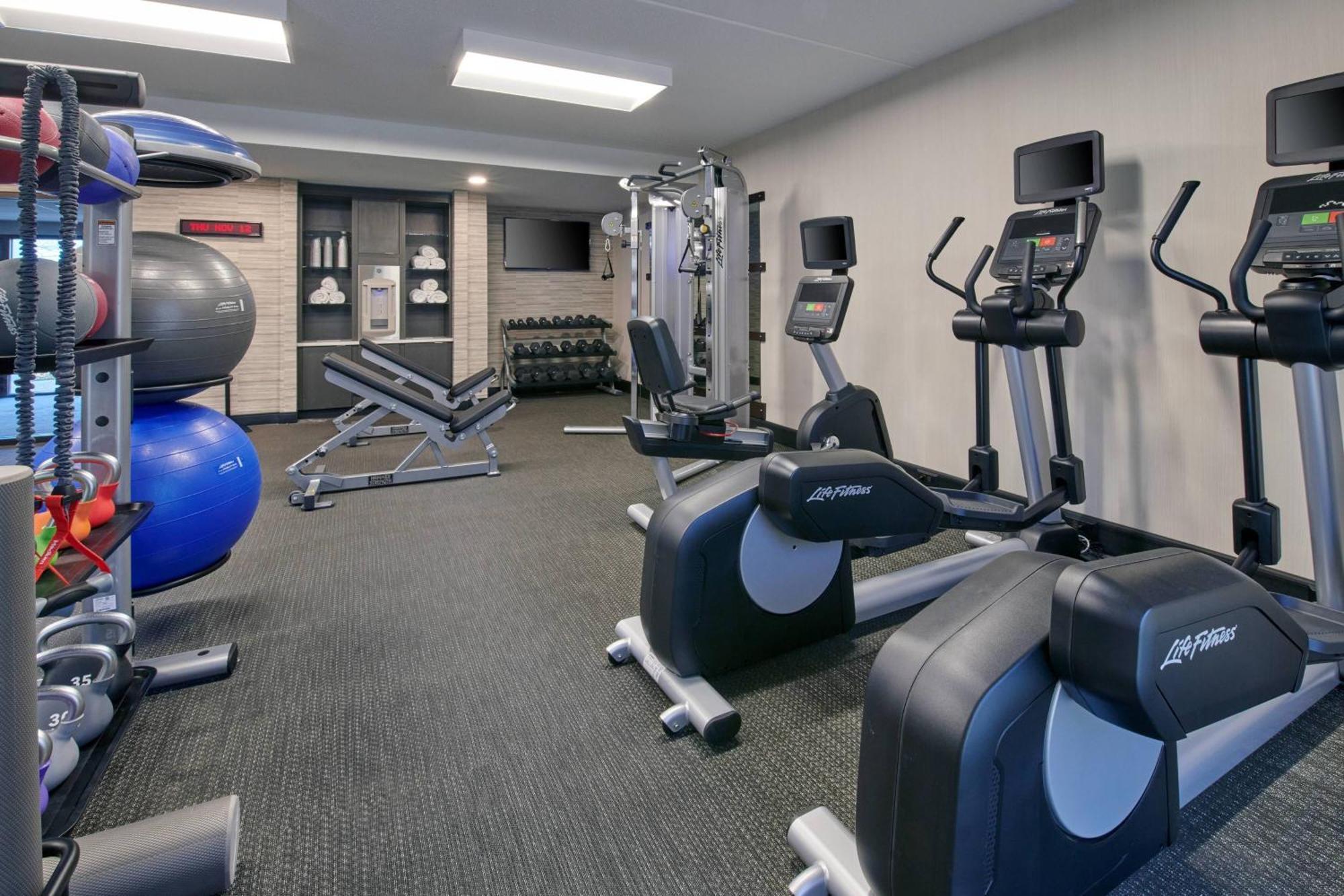 Отель Courtyard By Marriott Indianapolis Castleton Экстерьер фото