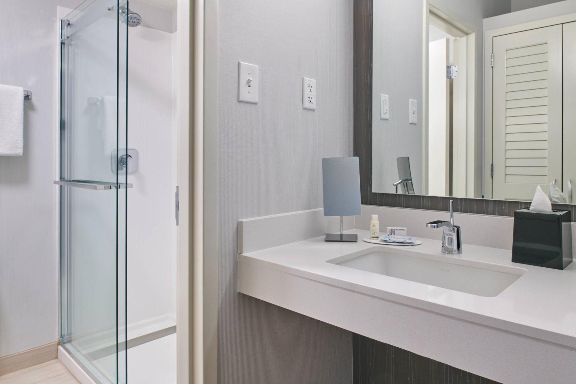 Отель Courtyard By Marriott Indianapolis Castleton Экстерьер фото