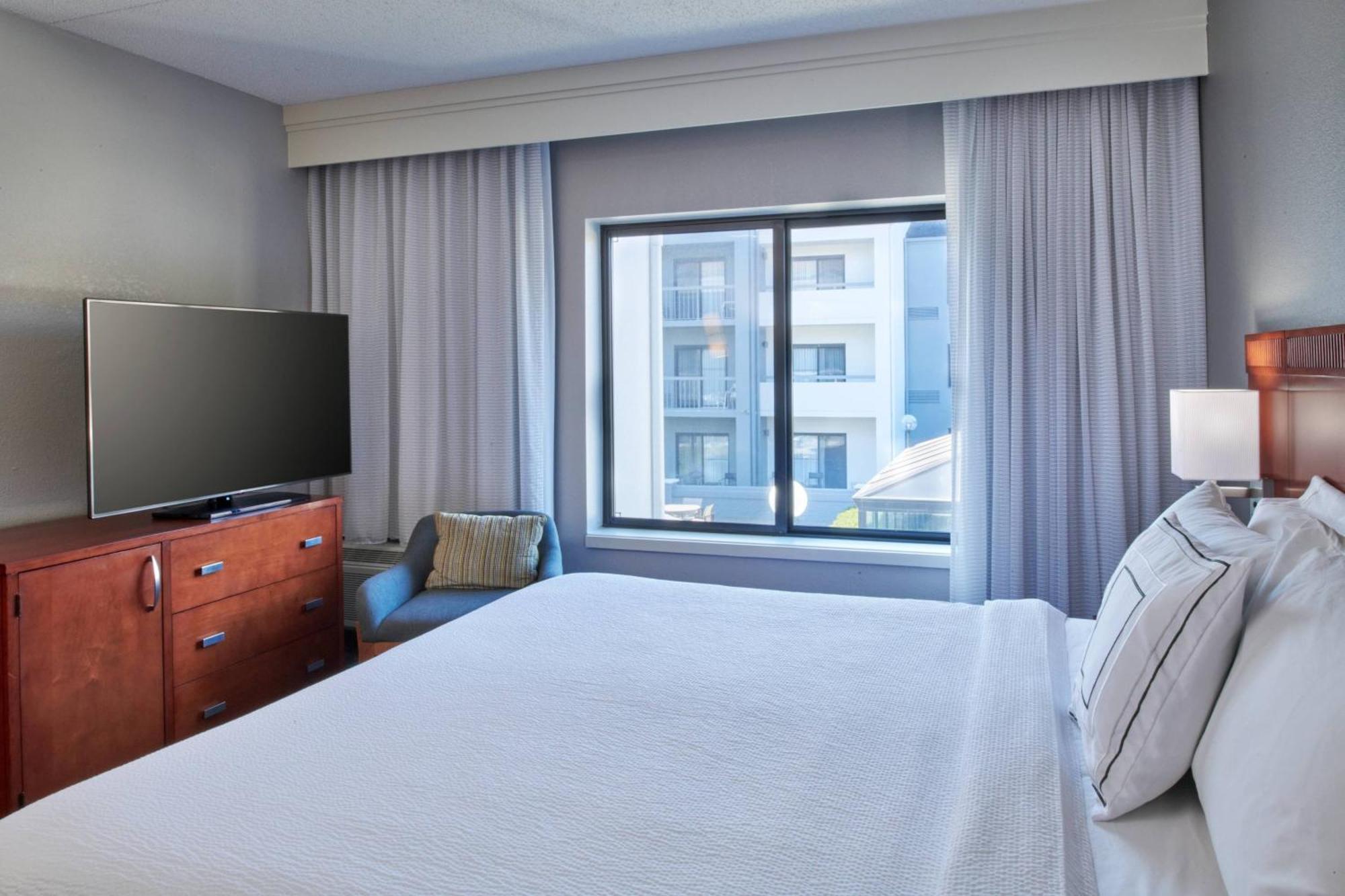 Отель Courtyard By Marriott Indianapolis Castleton Экстерьер фото
