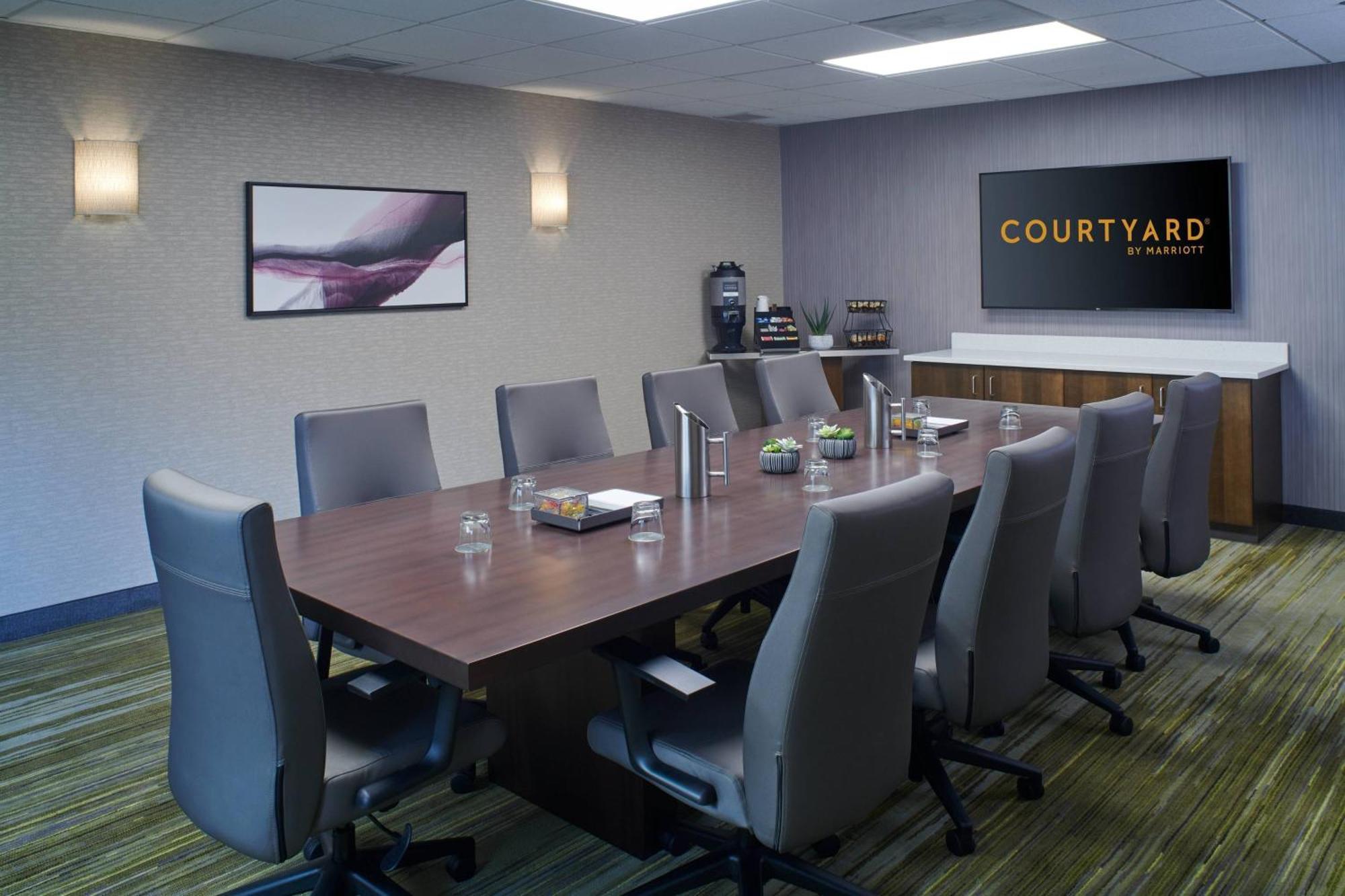 Отель Courtyard By Marriott Indianapolis Castleton Экстерьер фото
