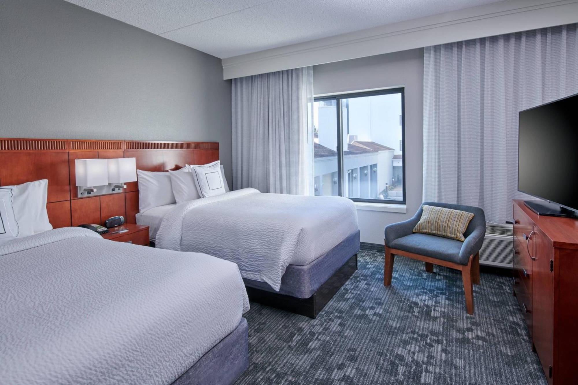 Отель Courtyard By Marriott Indianapolis Castleton Экстерьер фото
