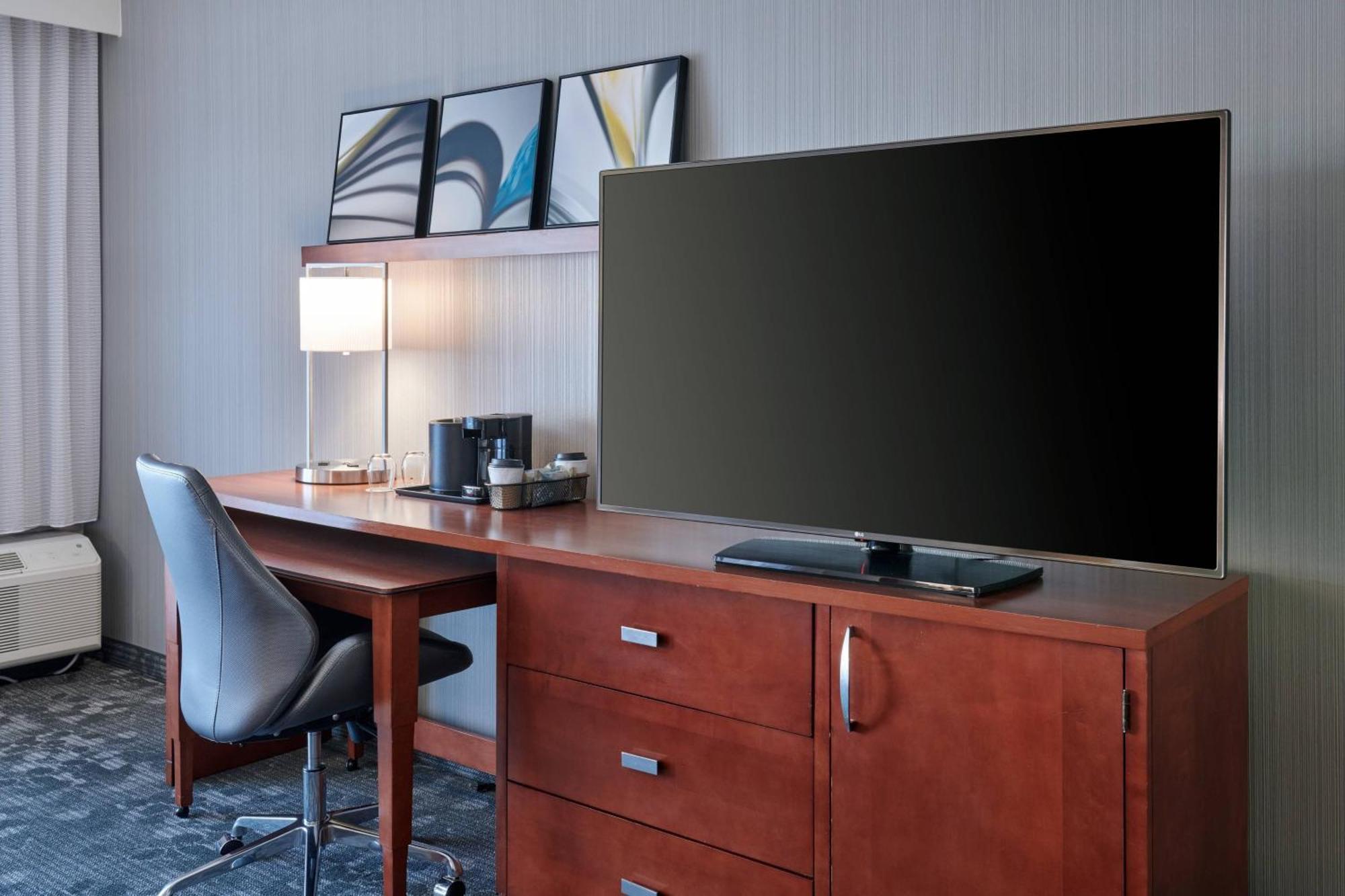 Отель Courtyard By Marriott Indianapolis Castleton Экстерьер фото