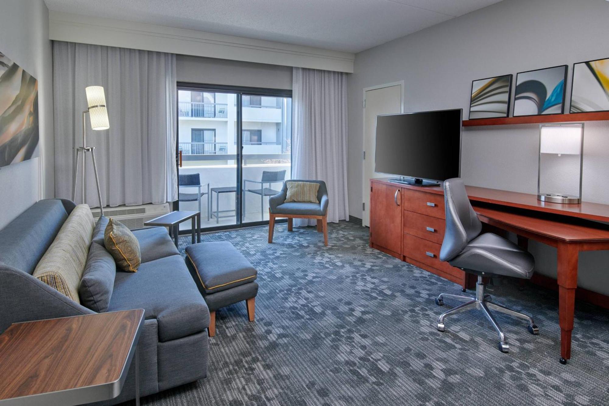 Отель Courtyard By Marriott Indianapolis Castleton Экстерьер фото