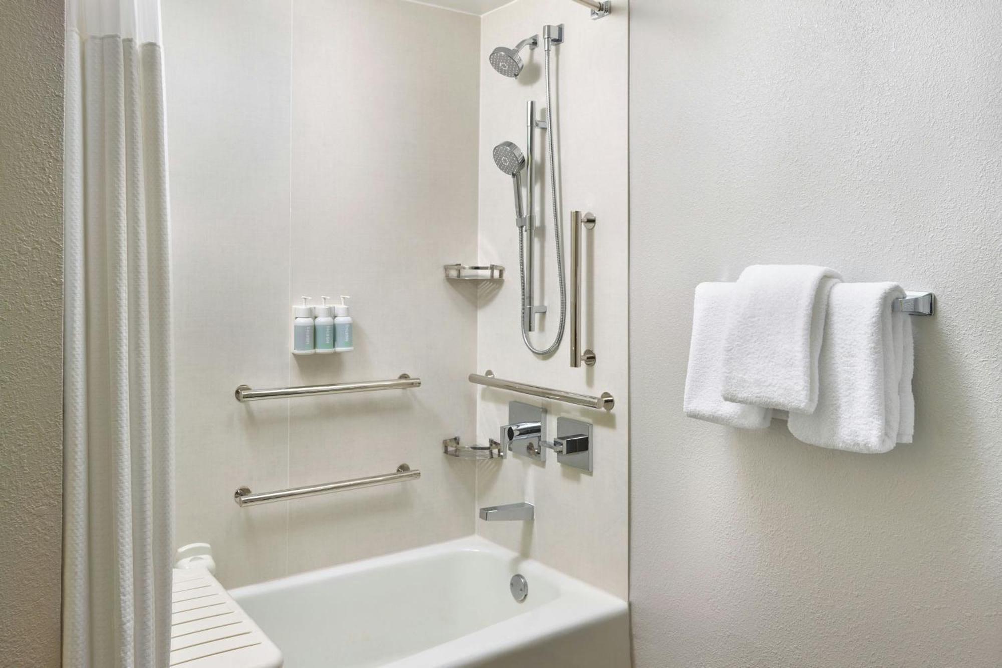 Отель Courtyard By Marriott Indianapolis Castleton Экстерьер фото