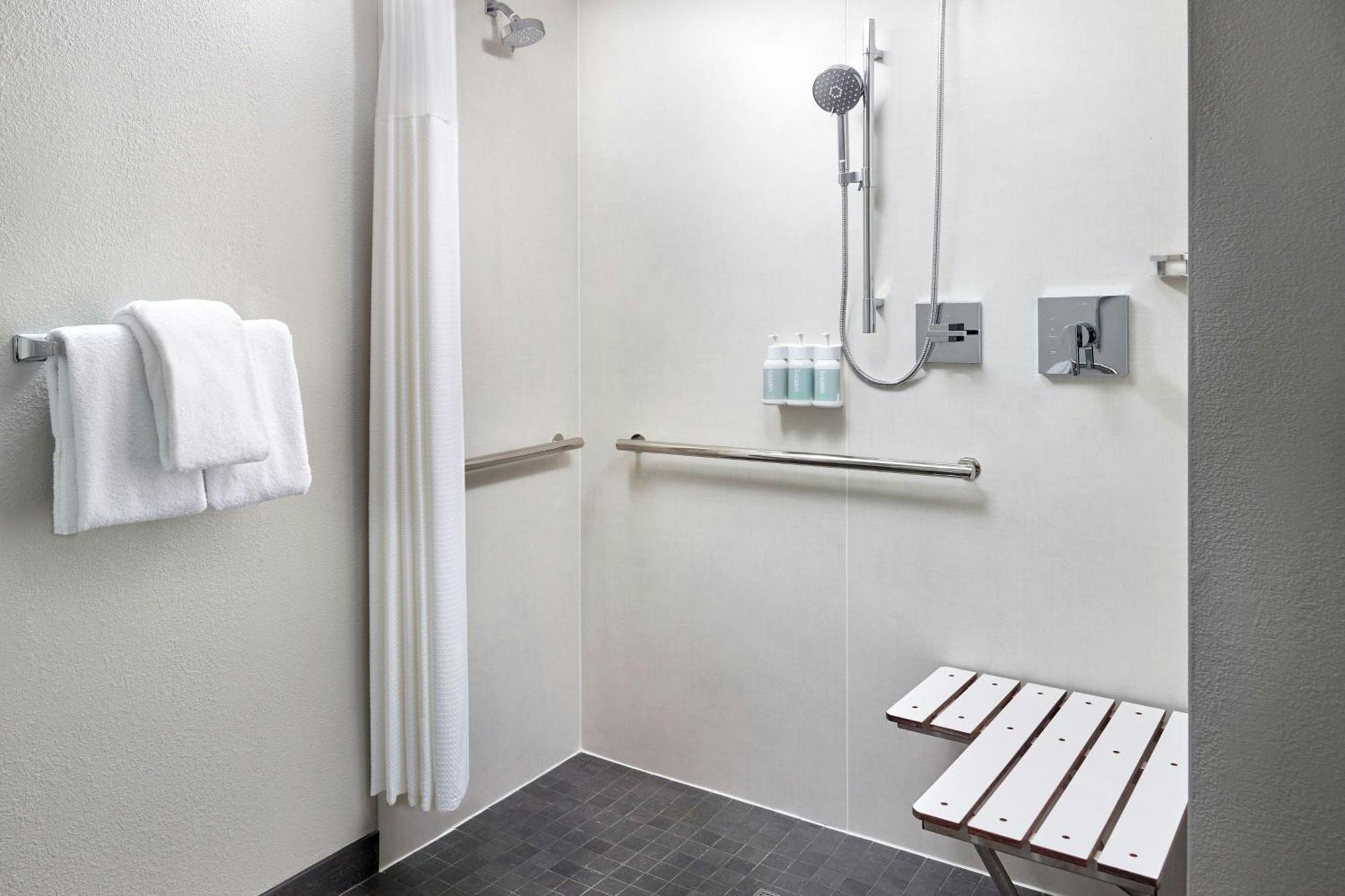 Отель Courtyard By Marriott Indianapolis Castleton Экстерьер фото